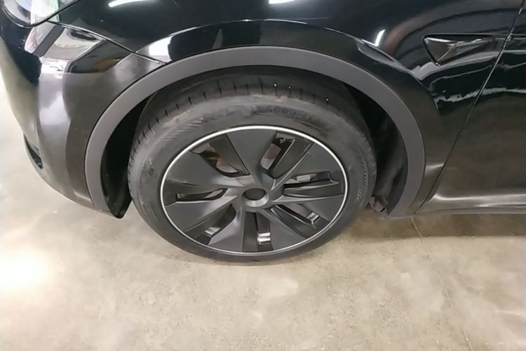 Tesla Model Y 2023 car image #9