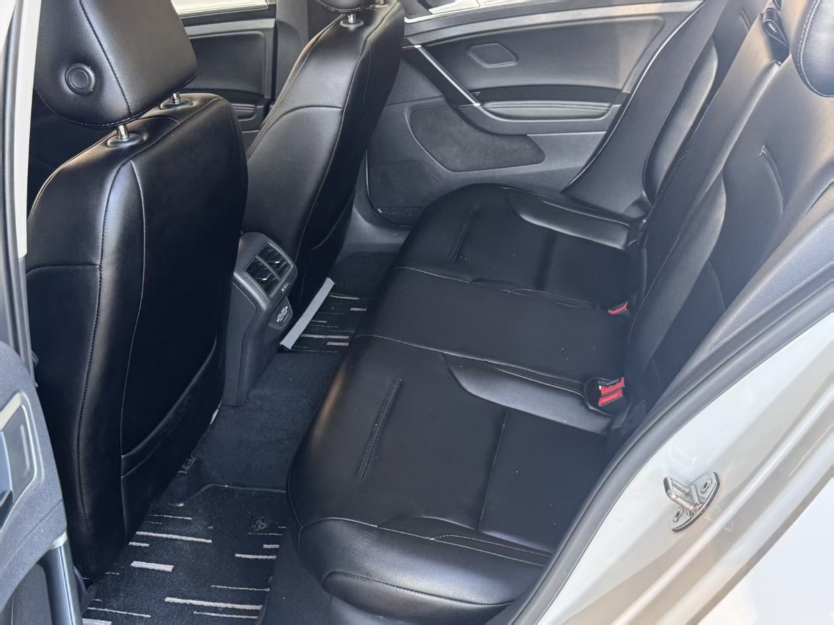 Volkswagen Golf 2020 car image #8
