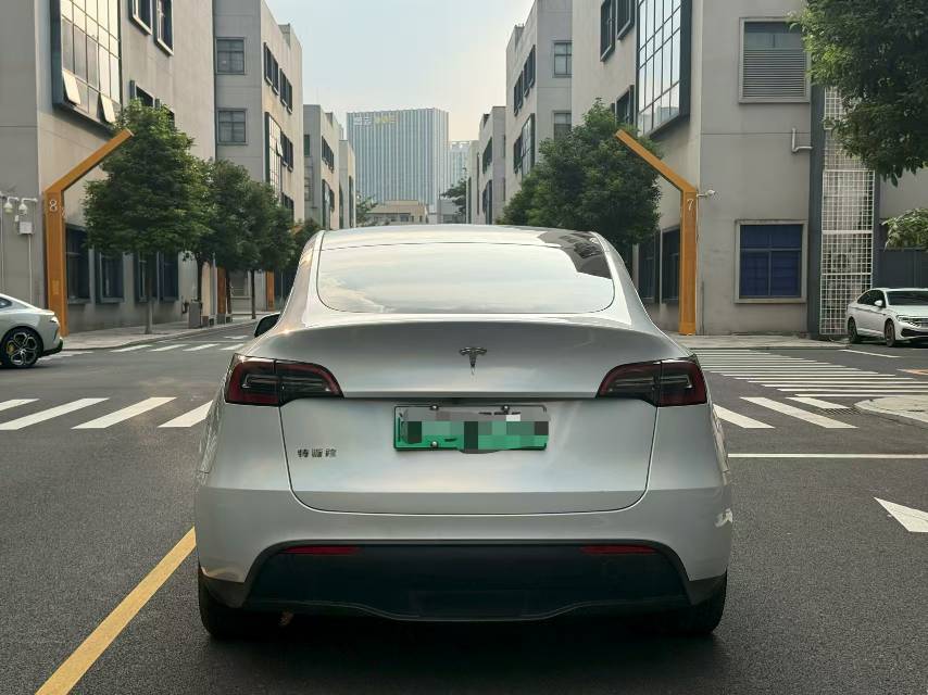 Tesla Model Y 2023 car image #5