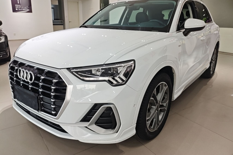 Audi Q3 2022 car image #2