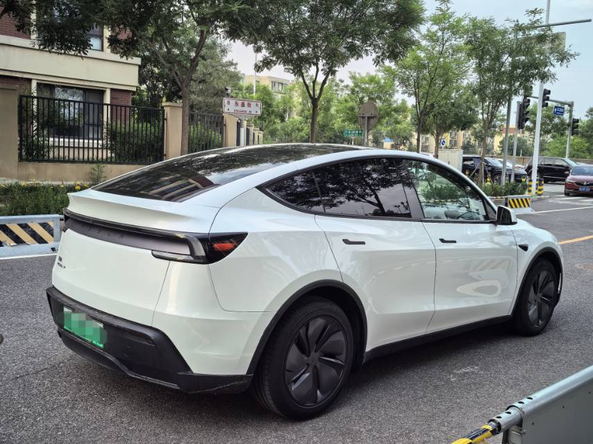 Tesla Model Y 2025 #3 Tesla Model Y 2025 car image #3