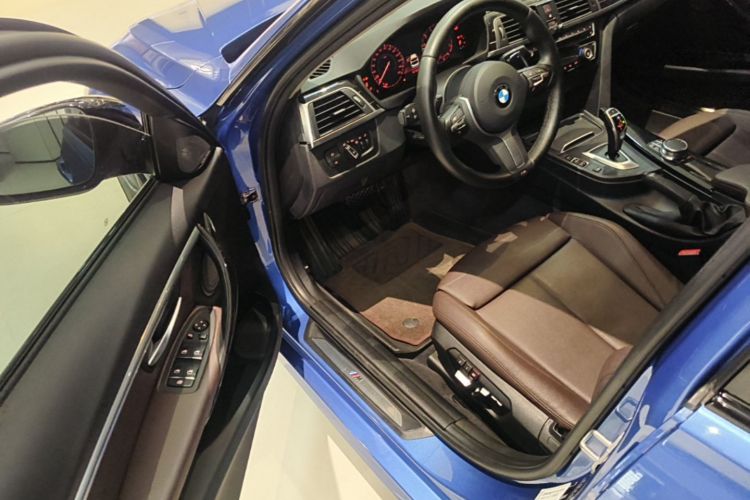 BMW 3 Series 2019 car image #16