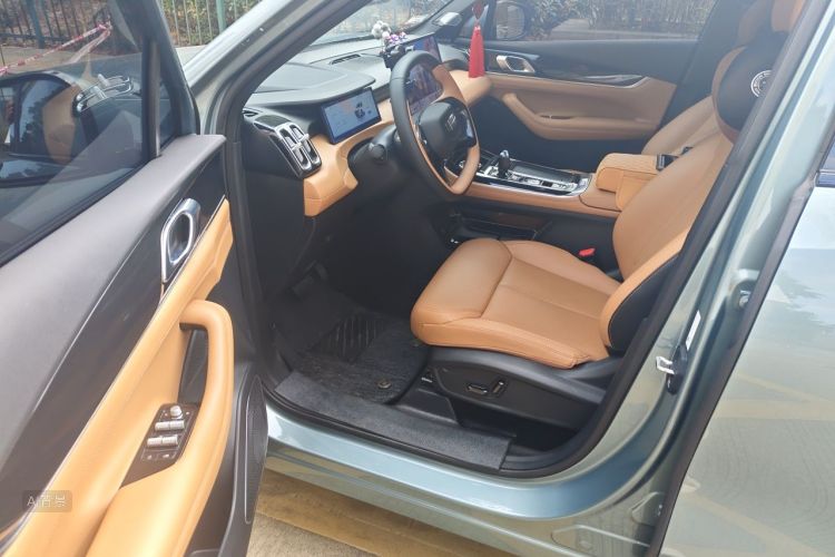 GEELY Boyue L 2025 car image #18