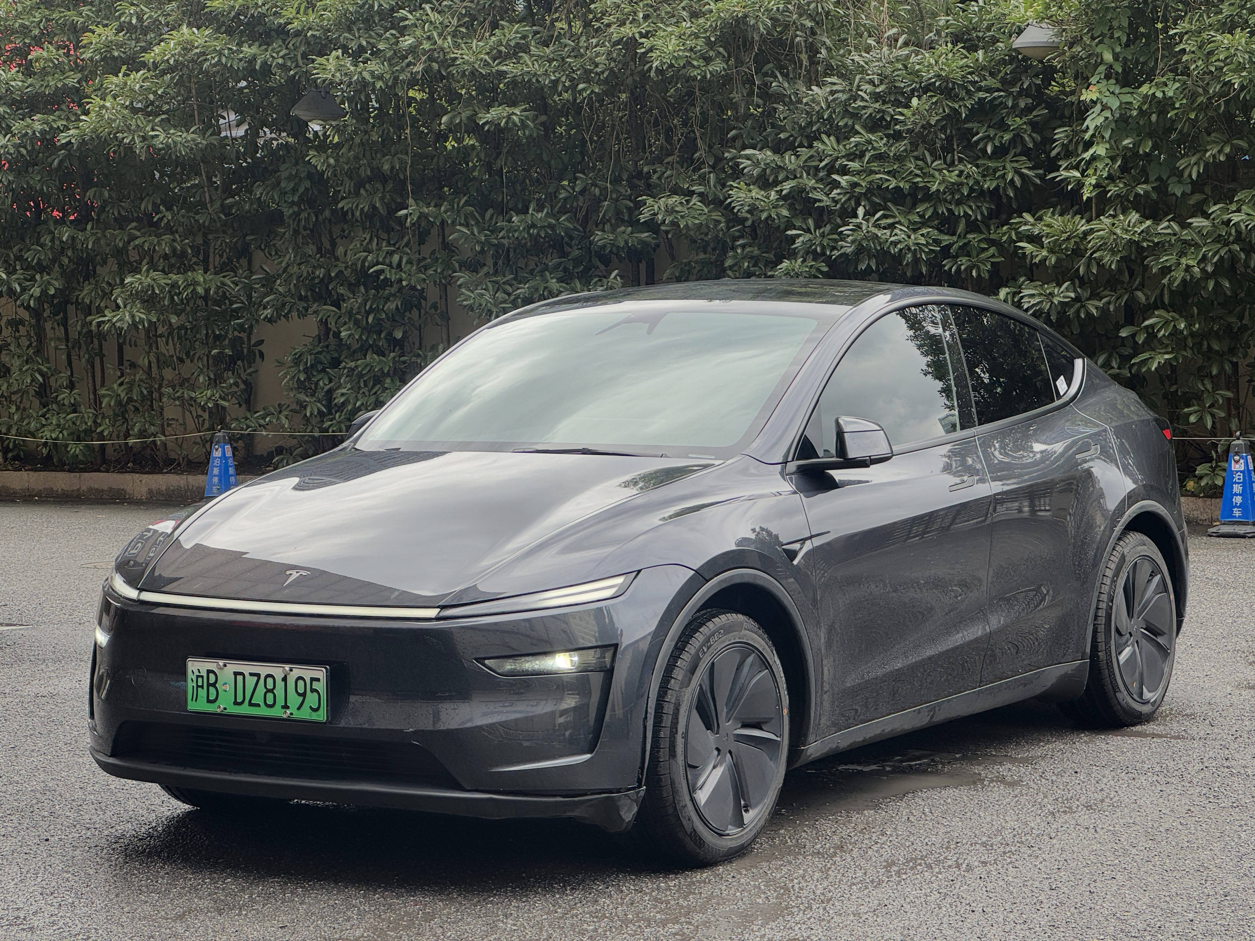 Tesla Model Y 2025 immagine di auto 