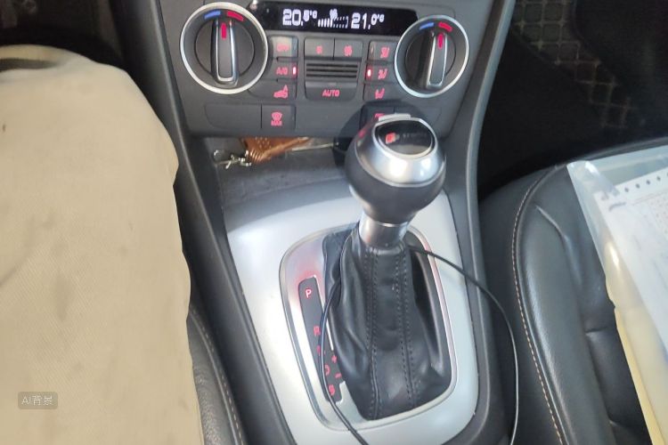 Audi Q3 2017 car image #16