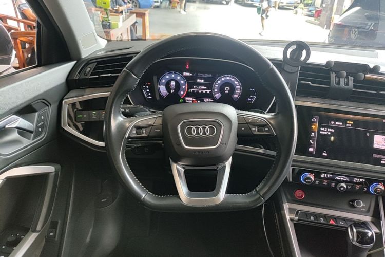 Audi Q3 2020 car image #11