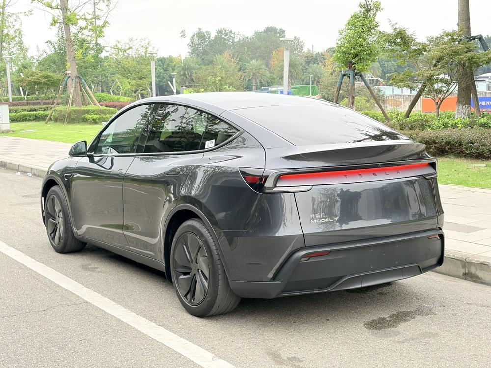 Tesla Model Y 2025 #4 Tesla Model Y 2025 car image #4