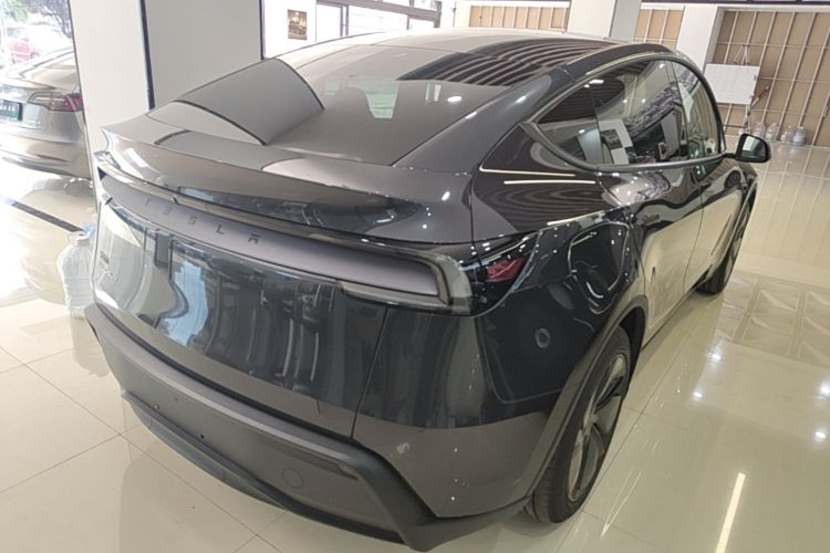 Tesla Model Y 2025 #5 Tesla Model Y 2025 car image #5