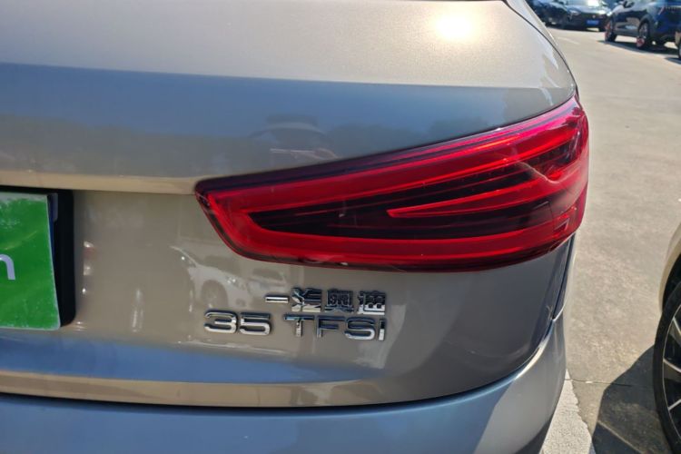 Audi Q3 2015 car image #8