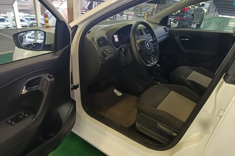 Volkswagen Polo 2017 car image #12