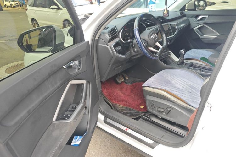 Audi Q3 2023 car image #9