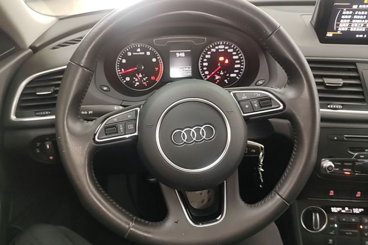 Audi Q3 2017 car image #11