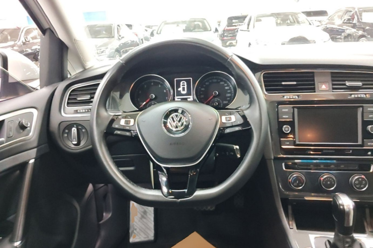 Volkswagen Golf 2018 car image #11