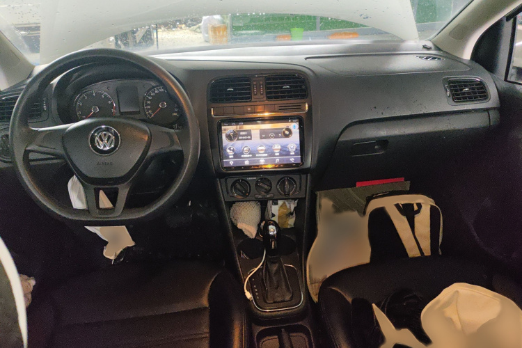 Volkswagen Polo 2016 car image #12