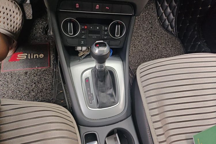 Audi Q3 2018 car image #14
