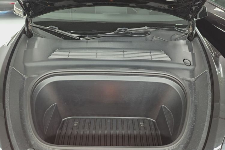 Tesla Model Y 2024 صورة سيارة #20