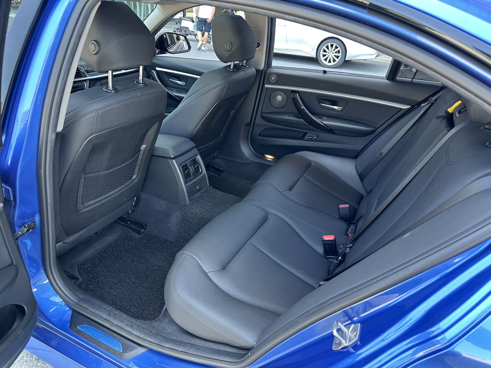 BMW 3 Series 2018 car image #15