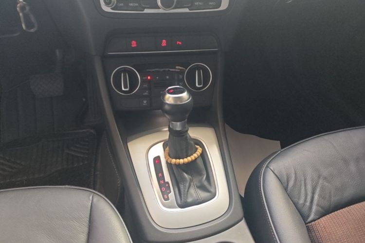 Audi Q3 2017 car image #14