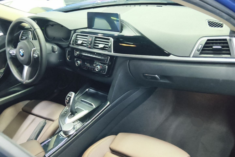 BMW 3 Series 2019 car image #11
