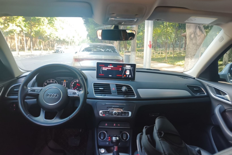 Audi Q3 2017 car image #10