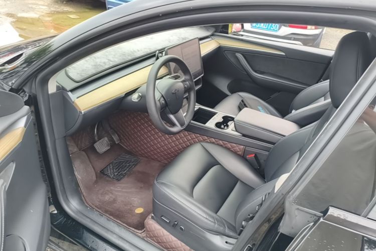 Tesla Model Y 2023 car image #16