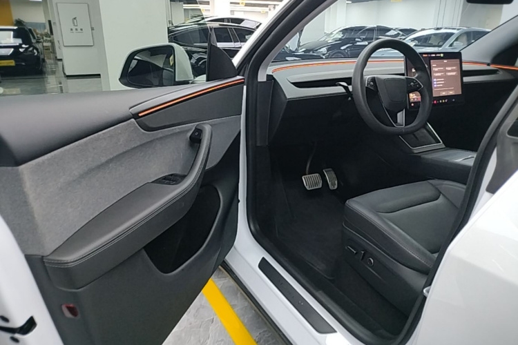 Tesla Model Y 2025 car image #16