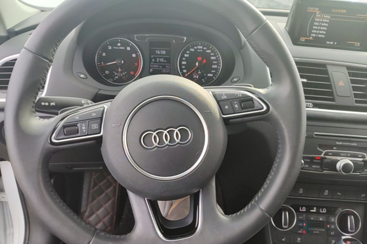 Audi Q3 2019 car image #11