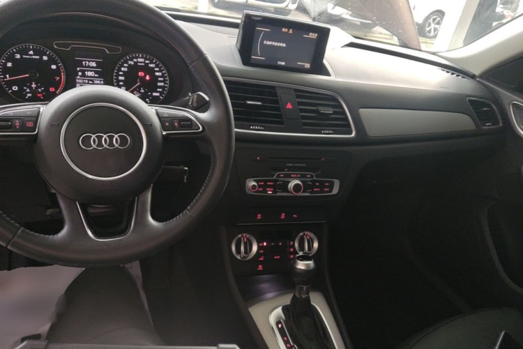 Audi Q3 2016 car image #10