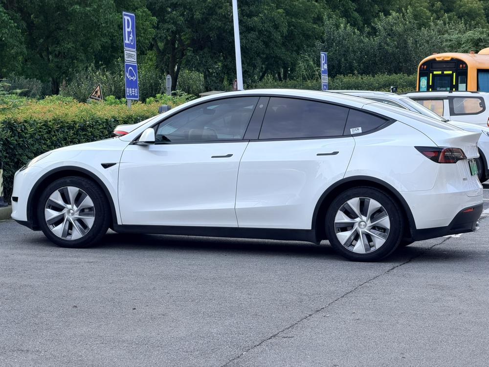 Tesla Model Y 2022 car image #2