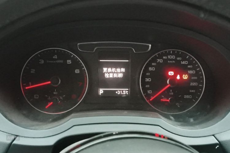 Audi Q3 2016 car image #13