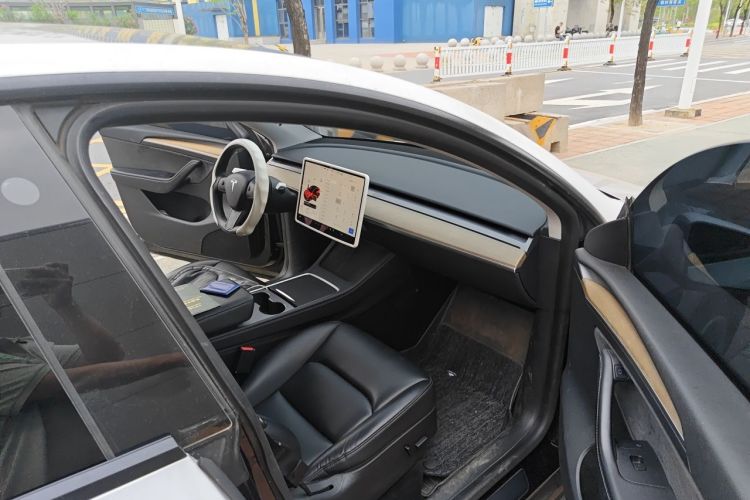 Tesla Model Y 2021 car image #27