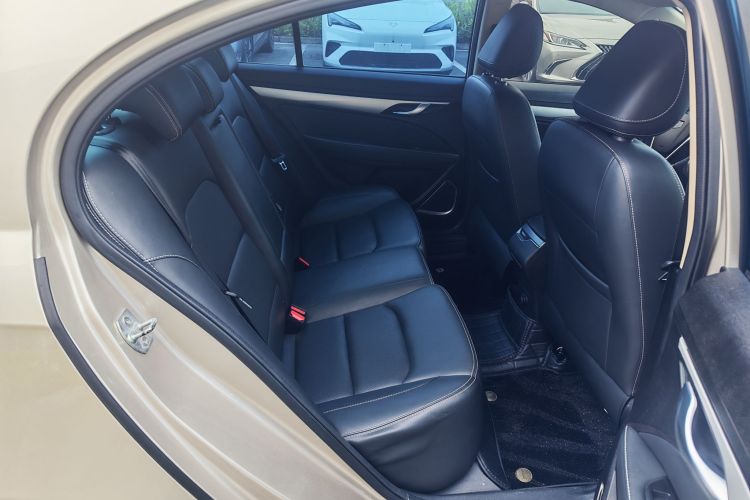 GEELY Emgrand 2019 car image #17