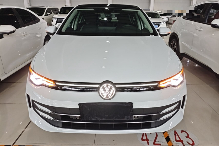 Volkswagen Golf 2025 car image #3