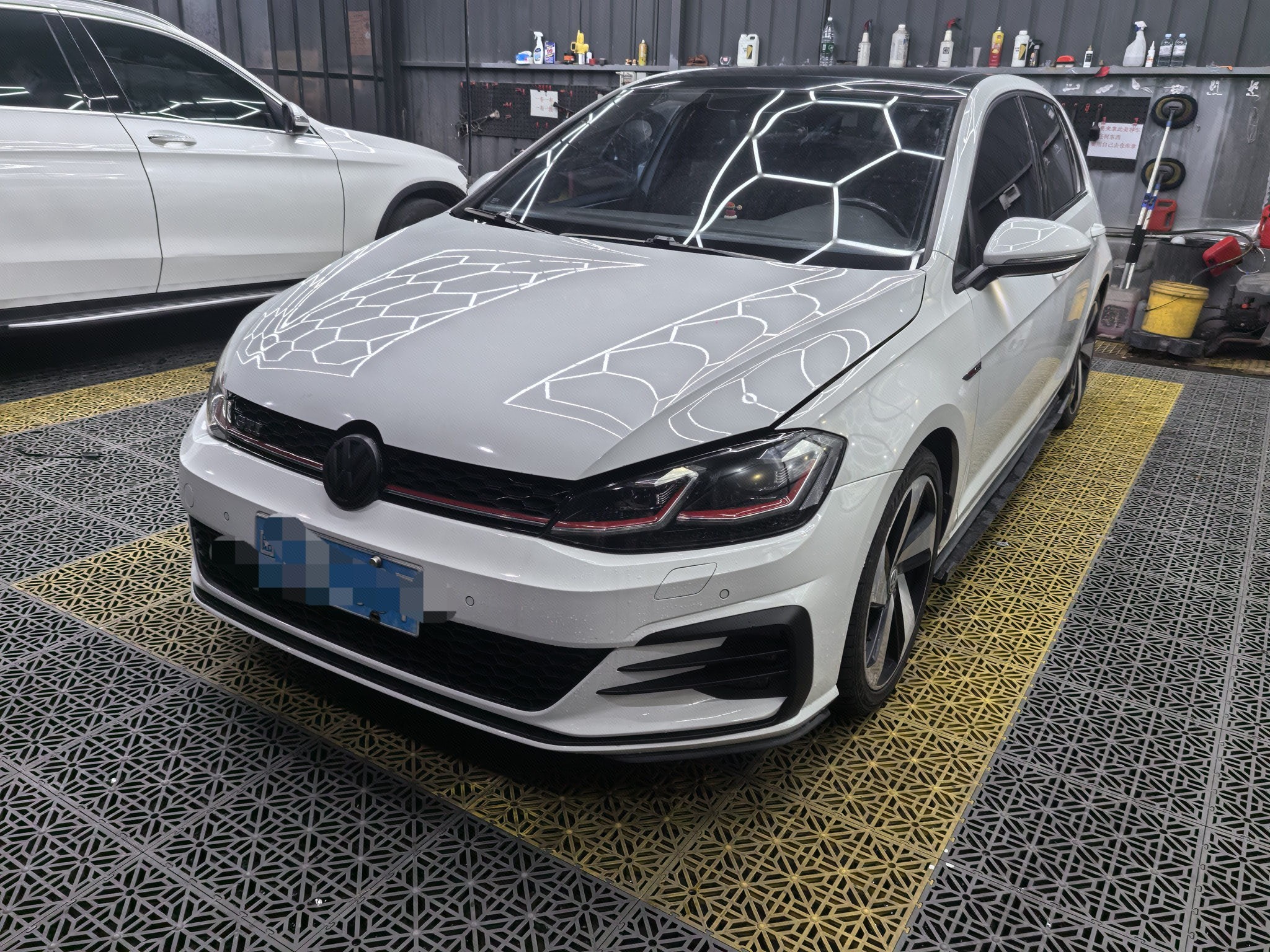 Volkswagen GolfGTI 2018 car image 