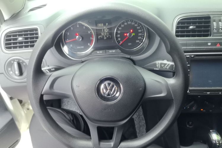 Volkswagen Polo 2016 car image #11