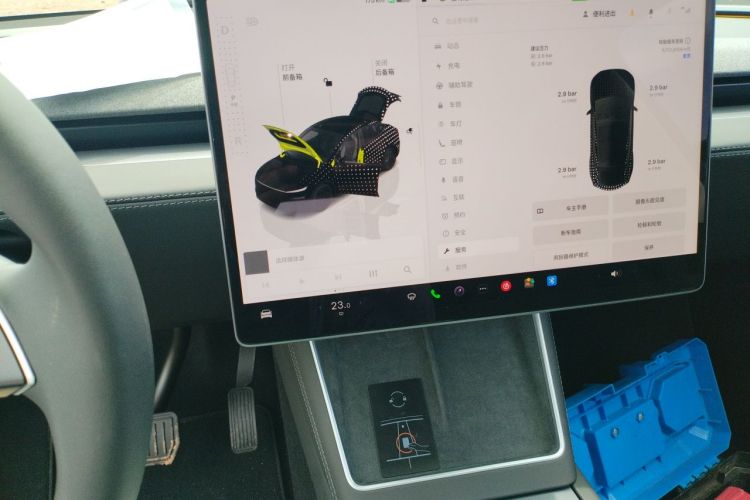 Tesla Model Y 2025 immagine di auto #13