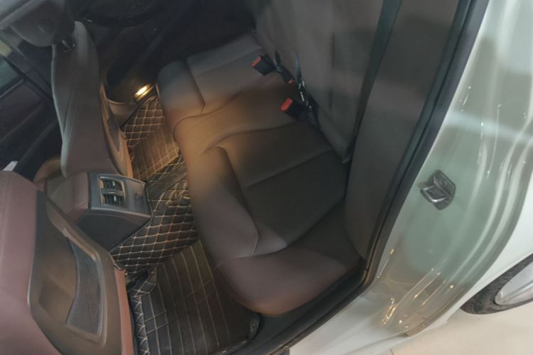 BMW 3 Series 2018 car image #17