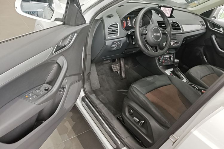Audi Q3 2017 car image #16