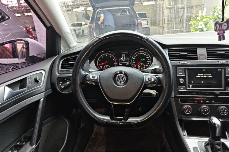 Volkswagen Golf 2018 car image #15