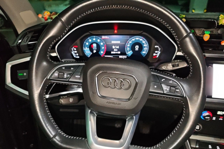 Audi Q3 2021 car image #11