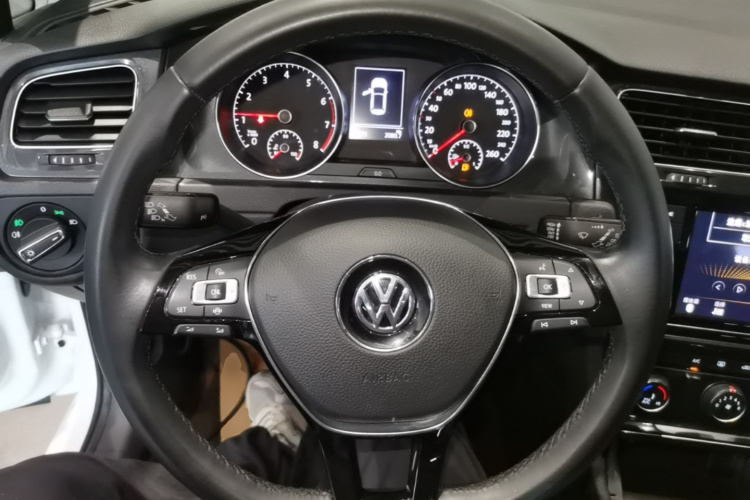 Volkswagen Golf 2019 car image #11