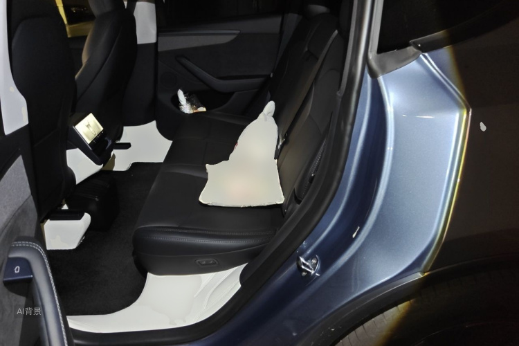 Tesla Model Y 2025 immagine di auto #19
