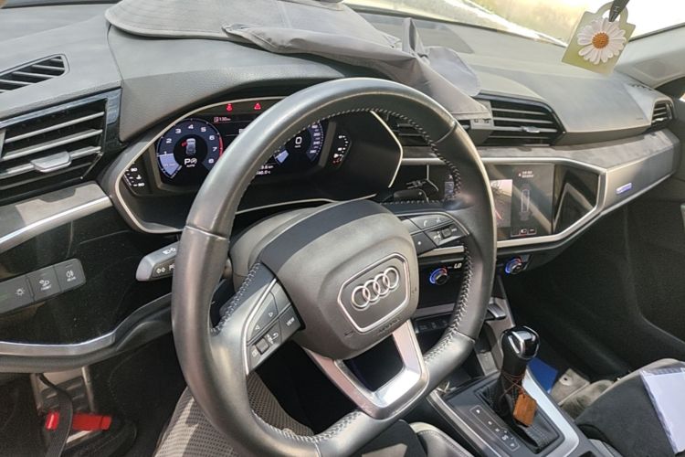 Audi Q3 2021 #11 Audi Q3 2021 صورة سيارة #11