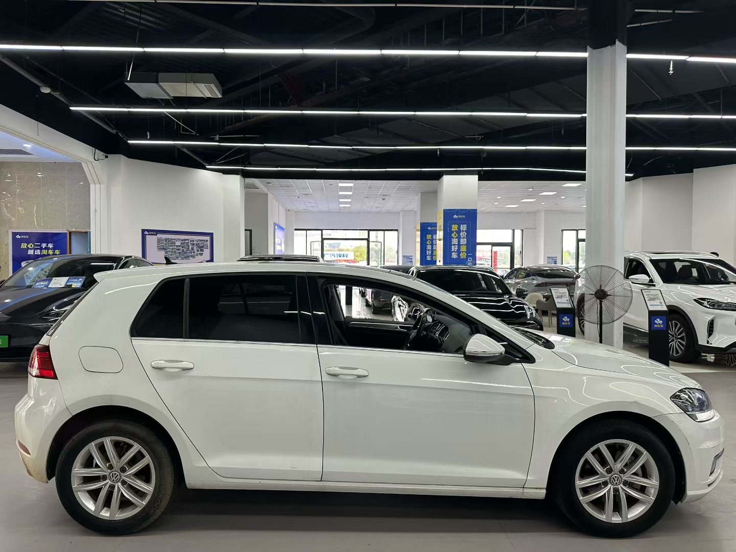 Volkswagen Golf 2019 car image #6