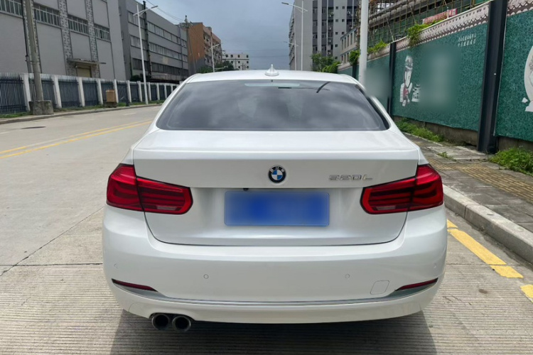 BMW 3 Series 2018 car image #6