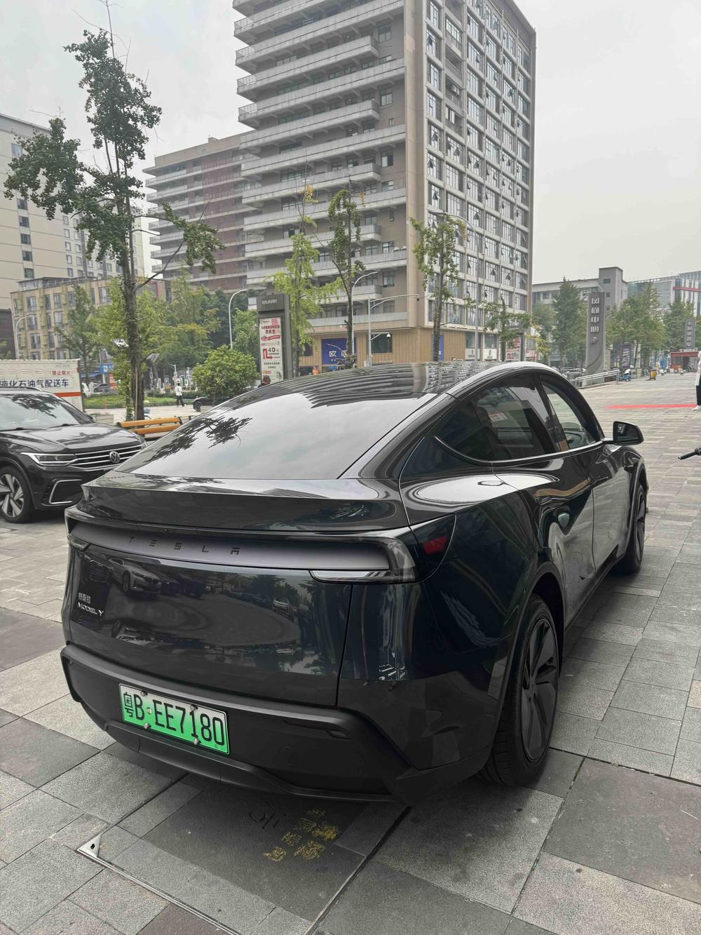 Tesla Model Y 2025 immagine di auto #5