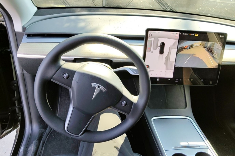 Tesla Model Y 2023 car image #11