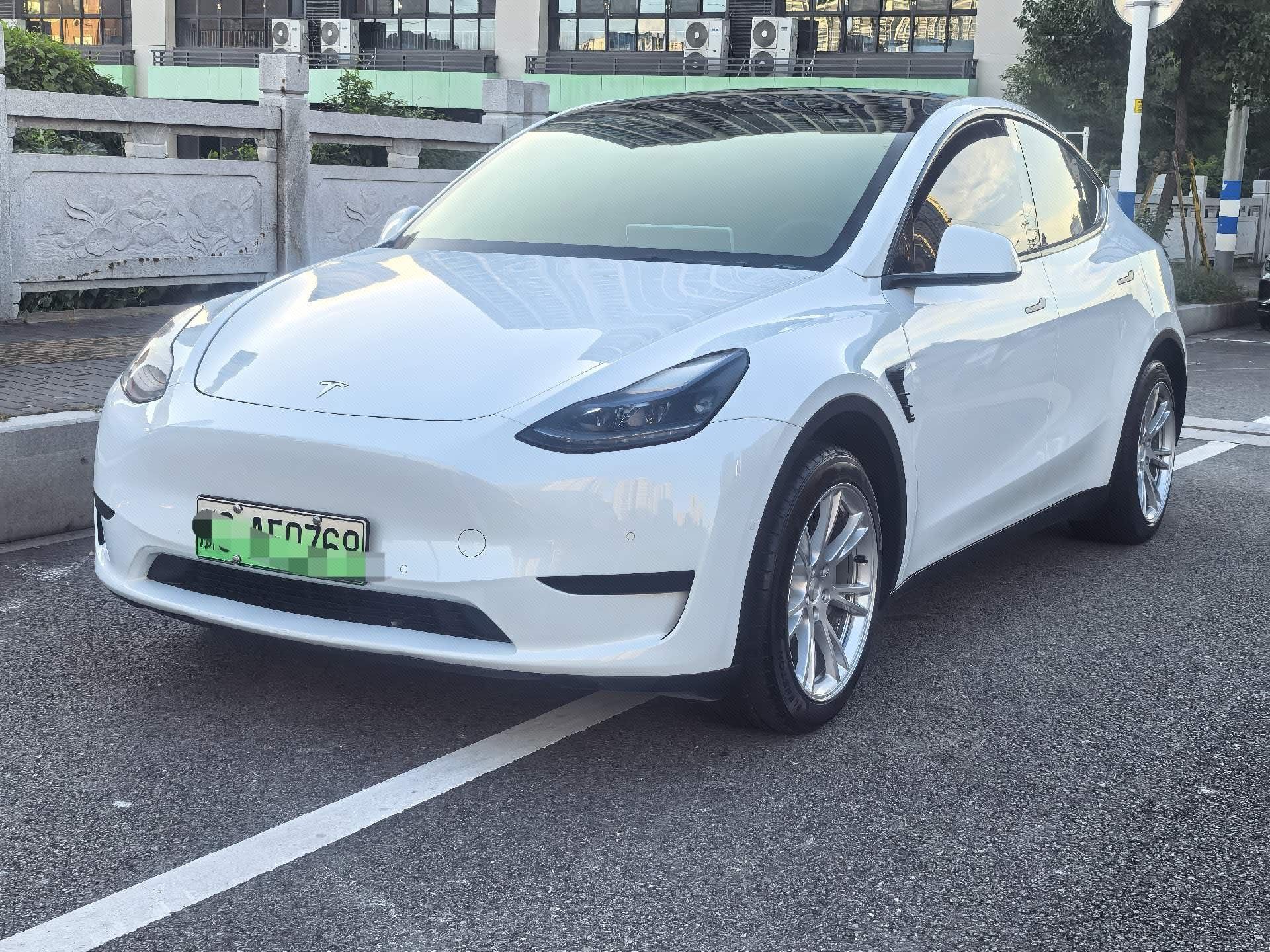 Tesla Model Y 2023 car image 