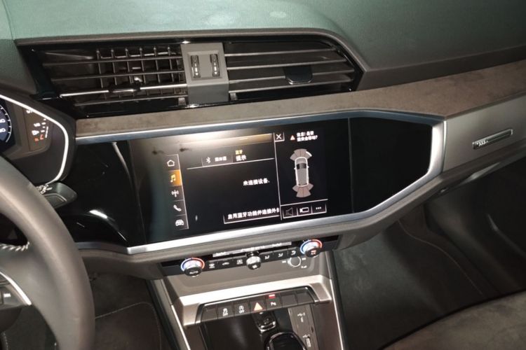 Audi Q3 2020 car image #13