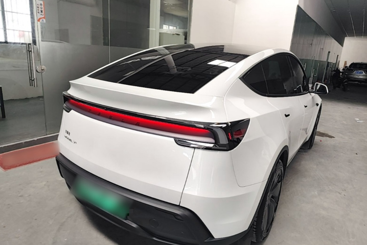 Tesla Model Y 2026 #5 Tesla Model Y 2026 car image #5